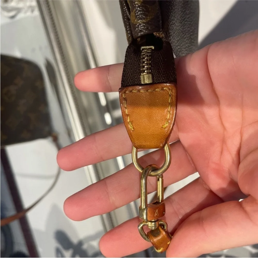 Louis Vuitton Monogram pochette - Picture 10 of 12